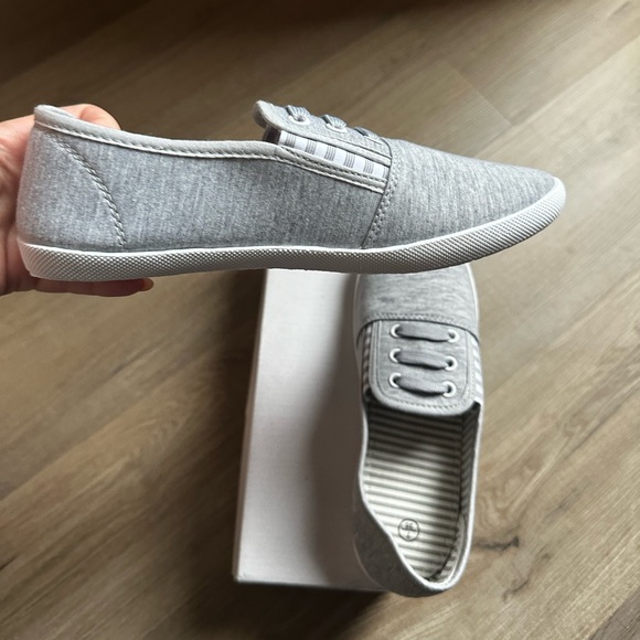 Amazon favorites! Women’s Grey Canvas shoes - Picture 4 of 4